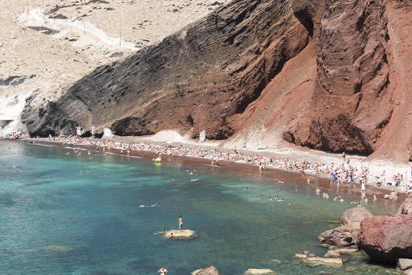 Santorini, Yunanistan - 25 Ağustos 2017: Red Beach Santorini tartışmalı Santorini en ünlü ve en güzel plajlarından biridir. Bulunduğu sadece bir adım ötede Akrotiri antik sitesi.