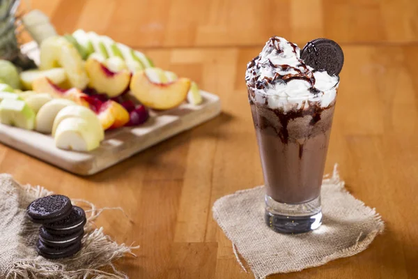 Köstliche Hausgemachte Frisch Geeiste Smoothie Mit Frischen Früchten Auf Rustikalem — Stockfoto