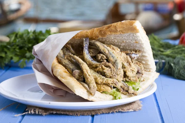 Turkse Traditionele Delicious Diepe Gedroogde Ansjovis Vissen Sandwich Ingrediënten Gesneden — Stockfoto