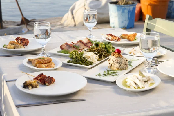 Establecimiento Mesa Con Diferentes Comidas Mariscos Café Aire Libre — Foto de Stock