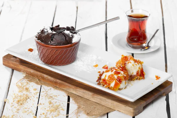 Главная Запеченное Шоколадное Суфле Тарелке Ванильным Мороженым — стоковое фото