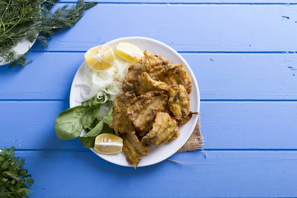 Pescado Frito Con Verduras Limón Sobre Mesa Madera Azul Mariscos — Foto de Stock