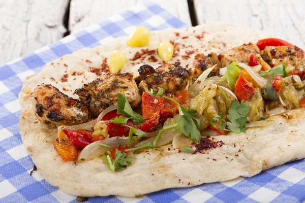 Türkçe ve Arapça geleneksel ramazan ızgara tavuk kebap rulo sarma için hazır