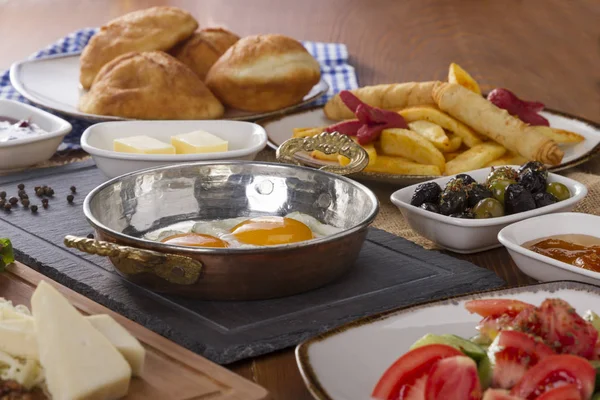 Ahşap masa üzerinde zengin Delicious Türkçe ve Arapça geleneksel kahvaltı hizmet