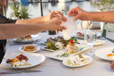 İnsanlar farklı deniz ürünleri yemek yeme ve içme açık café'de 