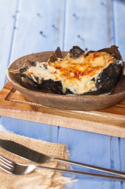 Lezzetli bütün sakat plaka bambu kesme tahtası üzerinde Zeytinyağlı patlıcan veya karniyarik dolması 