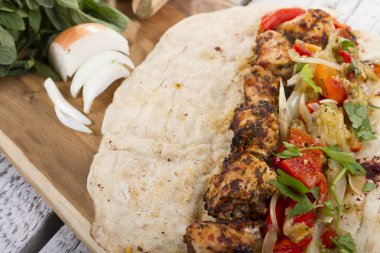 Türkçe ve Arapça geleneksel ramazan ızgara tavuk kebap rulo sarma için hazır 