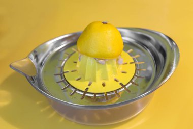 taze limon ve suyu makinesi görünümü üzerinde sarı masa üstü kadar kapatın