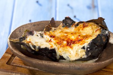 Lezzetli bütün sakat plaka bambu kesme tahtası üzerinde Zeytinyağlı patlıcan veya karniyarik dolması 