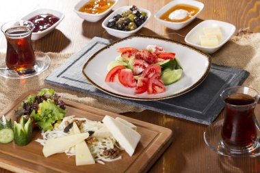 Lezzetli geleneksel diyet Türk kahvaltı üzerinde büyük bir ahşap masa. 