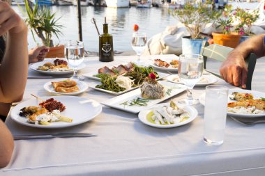 İnsanlar farklı deniz ürünleri yemek yeme ve içme açık café'de 