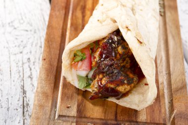 Türkçe ve Arapça geleneksel ramazan ızgara tavuk kebap rulo sarma 