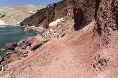 Santorini, Yunanistan - 25 Ağustos 2017: Red Beach Santorini tartışmalı Santorini en ünlü ve en güzel plajlarından biridir. Bulunduğu sadece bir adım ötede Akrotiri antik sitesi.