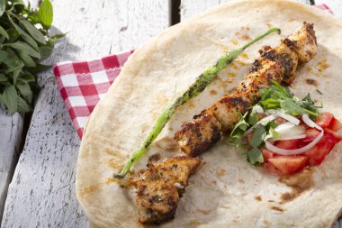 Türkçe ve Arapça geleneksel ramazan Tavuk Kebabı tortilla şal için hazır üzerinde