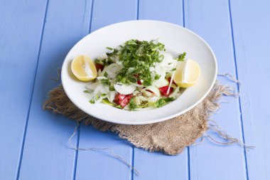 limon ve ahşap zemin üzerine yeşil sebze salatası yakın çekim