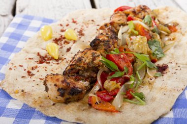 Türkçe ve Arapça geleneksel ramazan ızgara tavuk kebap rulo sarma için hazır