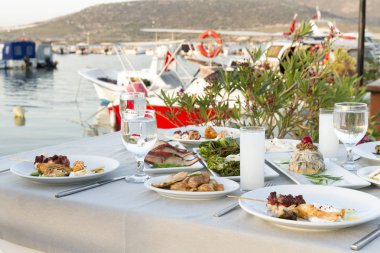 Tablo ayarı farklı deniz ürünleri yemek açık kafe 