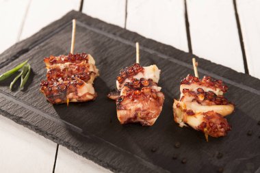 sopa üzerinde Izgara ahtapot adet 