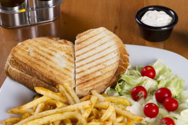 Lezzetli ekmek sandviçler tost ve altın kızarmış patates kızartması