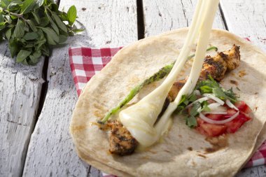 Türkçe ve Arapça geleneksel ramazan Tavuk Kebabı tortilla için hazır Eritme peynir ile şal