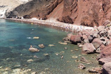 Santorini, Yunanistan - 25 Ağustos 2017: Red Beach Santorini tartışmalı Santorini en ünlü ve en güzel plajlarından biridir. Bulunduğu sadece bir adım ötede Akrotiri antik sitesi.