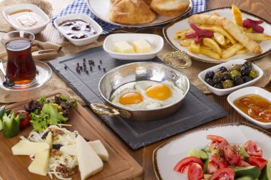 Ahşap masa üzerinde zengin Delicious Türkçe ve Arapça geleneksel kahvaltı hizmet