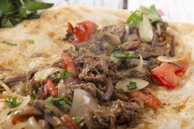 Türkçe ve Arapça geleneksel Delicious ramazan kuzu sığır eti kebabı soğan, domates, maydanoz ve rustik beyaz ahşap zemin üzerinde özel sosu ile flatbreadserving üzerinde.