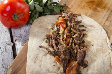 Et ve domates ile lezzetli kebap hazırlama