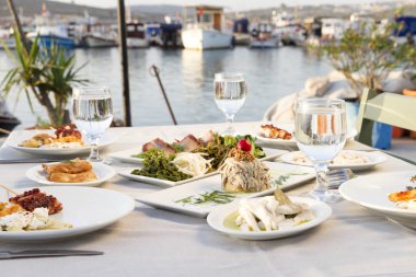 Tablo ayarı farklı deniz ürünleri yemek açık kafe 