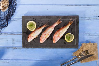 Lezzetli deniz ürünleri, kırmızı kefal siyah plaka 