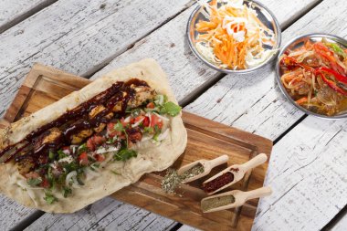 Türkçe ve Arapça geleneksel ramazan ızgara tavuk kebap rulo sarma 