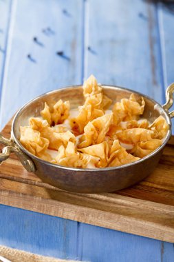 Türk geleneksel deniz ürünleri böreği hamur içinde karides ve yoğurt sosu 