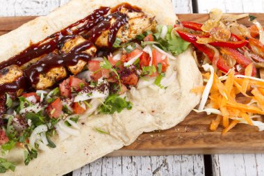 Türkçe ve Arapça geleneksel ramazan ızgara tavuk kebap rulo sarma 