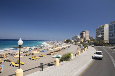 Rhodes, Yunanistan - 26 Ağustos 2017: Akti Miaouli plaj kısa yürüme mesafesinde Rodos'un şehir yer alır ve gri çakıl ve kum oluşur. Bu değil bir özellikle geniş bir plaj kum şerit.