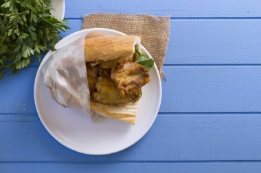 lezzetli kızarmış balık sandviç üzerinde üstten görünüm mavi ahşap tablo 