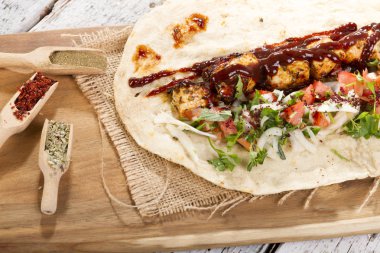 Türkçe ve Arapça geleneksel ramazan ızgara tavuk kebap rulo sarma için hazır Barbekü soslu