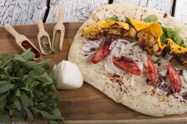 Türkçe ve Arapça geleneksel ramazan tavuk peynir erime ile Kebap 