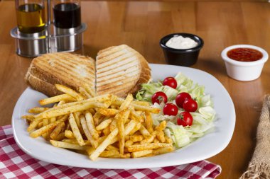 Lezzetli ekmek sandviçler tost ve altın kızarmış patates kızartması