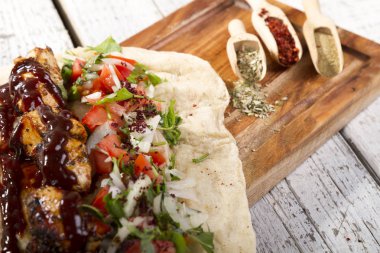 Türkçe ve Arapça geleneksel ramazan ızgara tavuk kebap rulo sarma için hazır Barbekü soslu