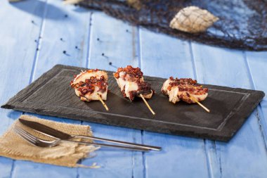 sopa üzerinde Izgara ahtapot adet 