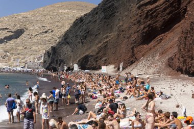 Santorini, Yunanistan - 25 Ağustos 2017: Red Beach Santorini tartışmalı Santorini en ünlü ve en güzel plajlarından biridir. Bulunduğu sadece bir adım ötede Akrotiri antik sitesi.
