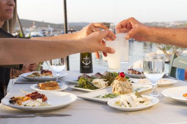 İnsanlar farklı deniz ürünleri yemek yeme ve içme açık café'de 