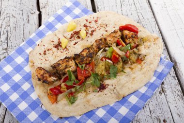 Türkçe ve Arapça geleneksel ramazan ızgara tavuk kebap rulo sarma için hazır