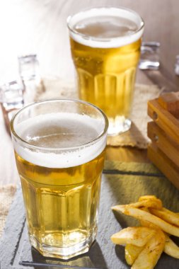 Soğuk köpüklü altın soğutulmuş bardak fıçı bira 