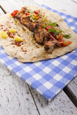 Türkçe ve Arapça geleneksel ramazan ızgara tavuk kebap rulo sarma için hazır