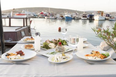Tablo ayarı farklı deniz ürünleri yemek açık kafe 