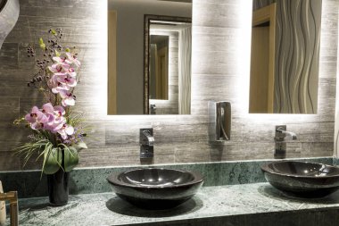 Yeşil özel tasarım mermer Counter, siyah Top Counter lavabo, güzel pembe çiçek, krom musluk, metal sabun dispenseri ve bej dokulu duvar karoları, ofis binası içinde ticari ortak banyo