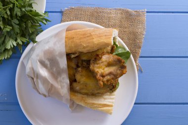 lezzetli kızarmış balık sandviç üzerinde üstten görünüm mavi ahşap tablo 