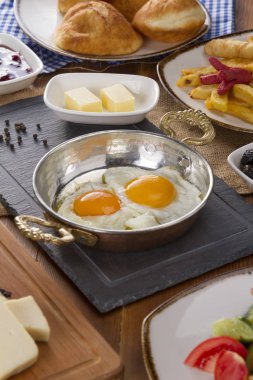 Ahşap masa üzerinde zengin Delicious Türkçe ve Arapça geleneksel kahvaltı hizmet