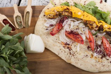 Türkçe ve Arapça geleneksel ramazan tavuk peynir erime ile Kebap 